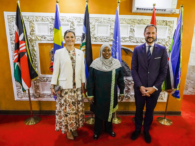 Guvenør Fatuma Achani ønskjer Kronprinsesse Victoria og Kronprins Haakon velkommen til Quale. Foto: Lise Åserud / NTB 